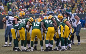 Green_Bay_Packers_huddle_2